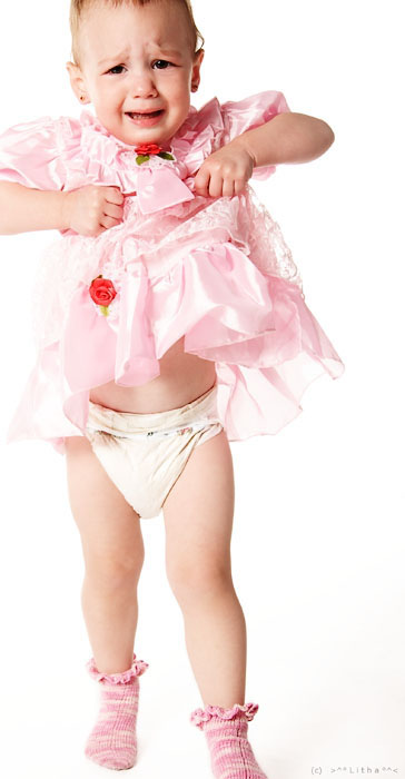 kind-maedchen-bockig-weinen-kleid