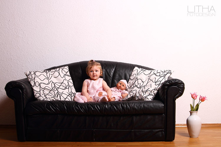 kind-maedchen-sofa